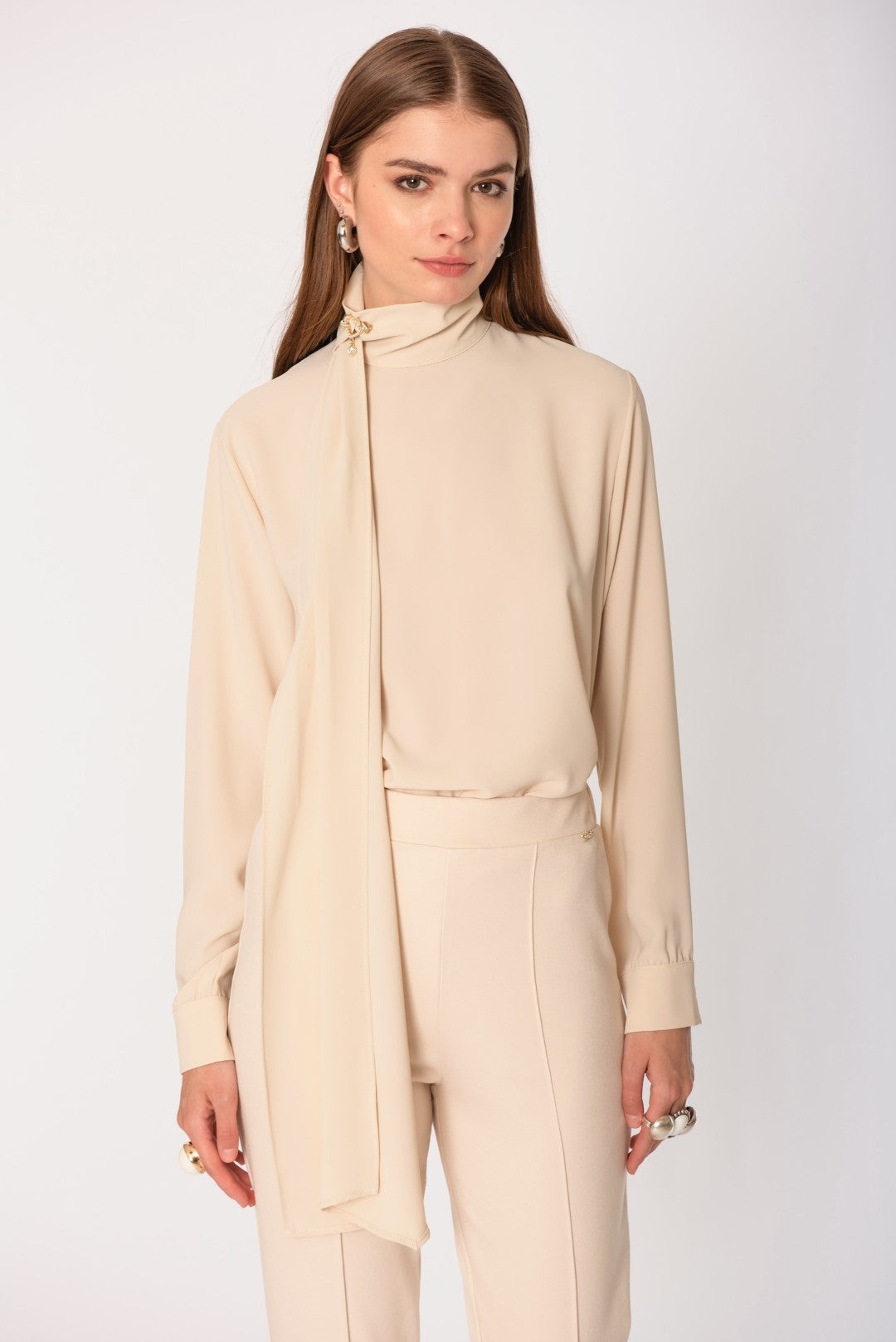 Blusa elegante con accessorio No-Nà