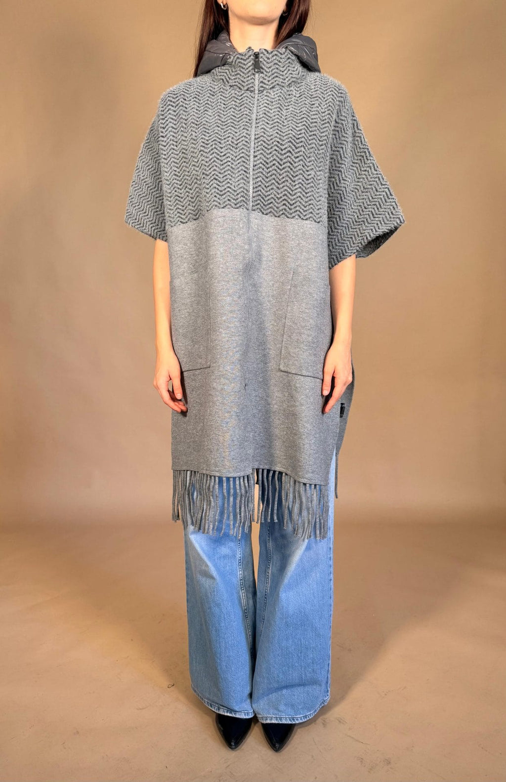 Cappotto bicolore con frange e cappuccio modello Lodolite di Patrizia Parma