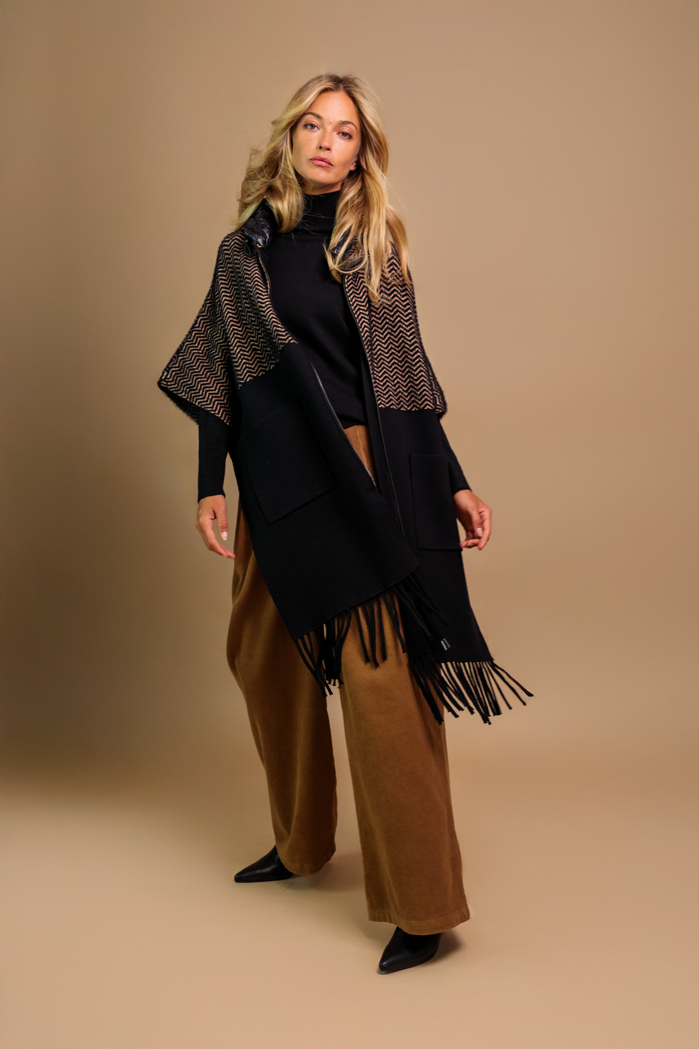 Cappotto bicolore con frange e cappuccio modello Lodolite di Patrizia Parma