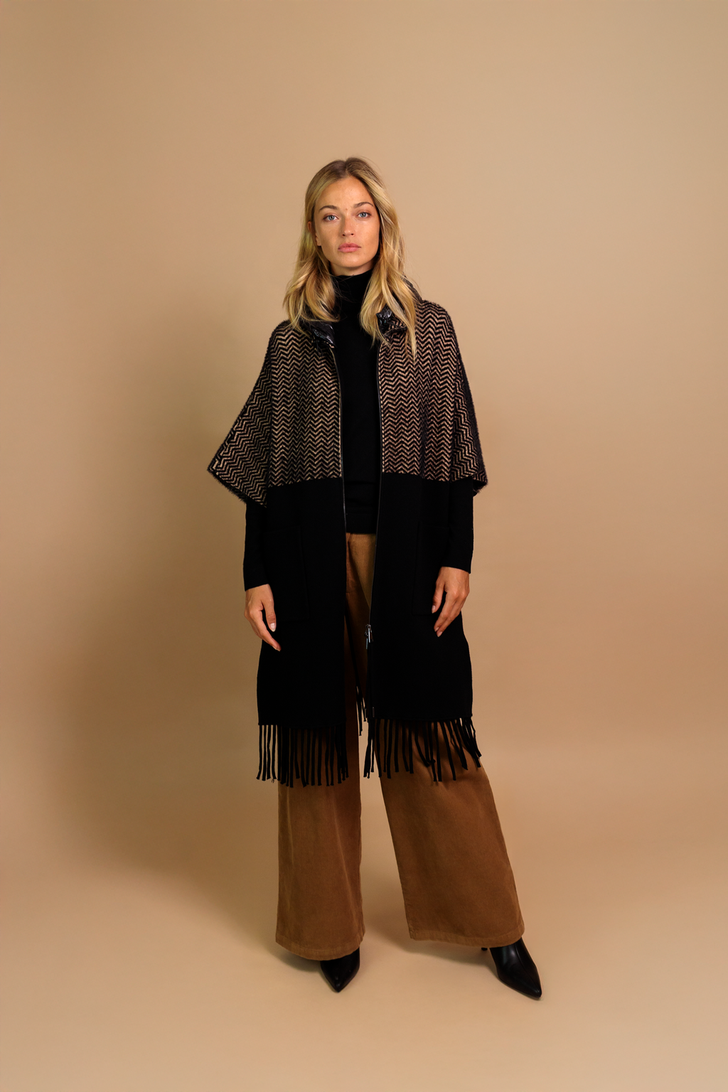 Cappotto bicolore con frange e cappuccio modello Lodolite di Patrizia Parma