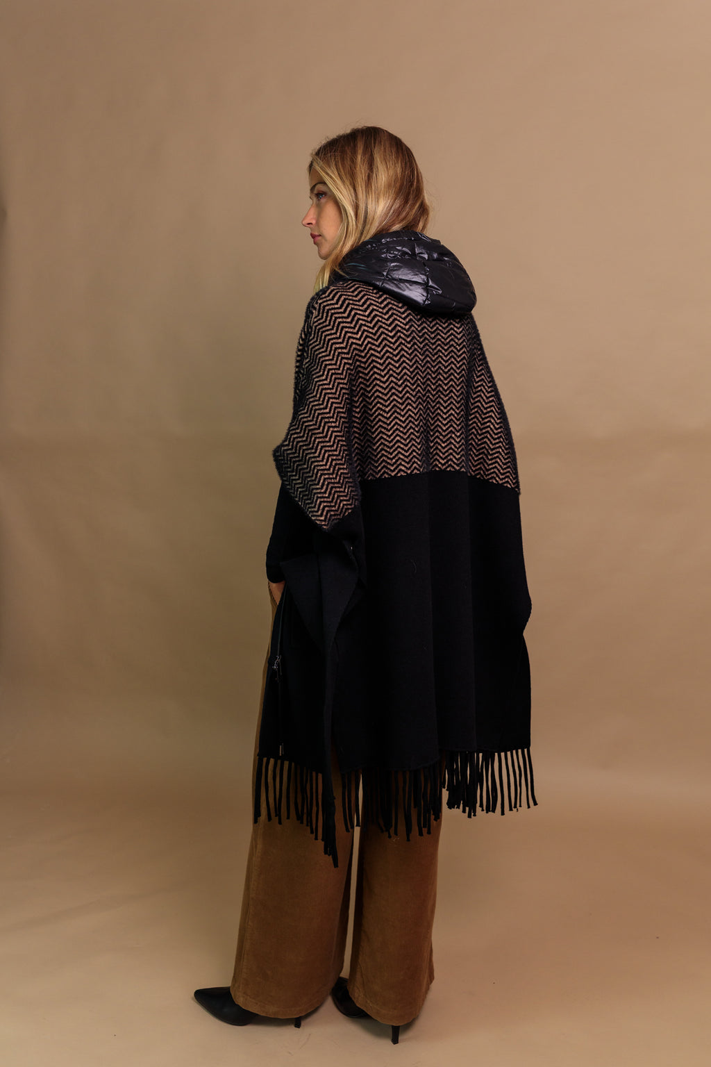 Cappotto bicolore con frange e cappuccio modello Lodolite di Patrizia Parma