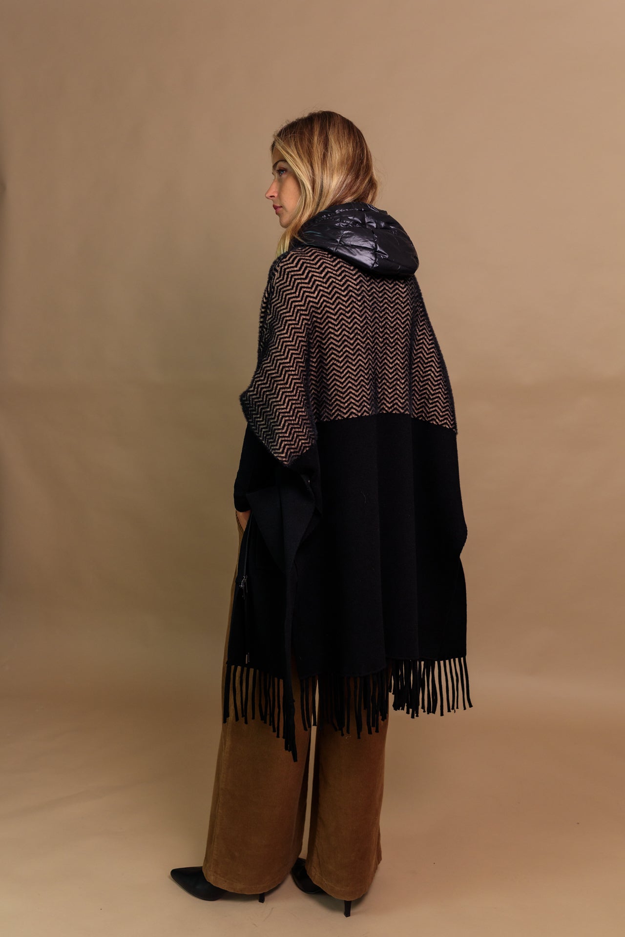 Cappotto bicolore con frange e cappuccio modello Lodolite di Patrizia Parma